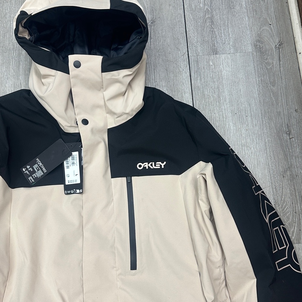 Oakley Men's Black and Cream Ski Jacket - Picture 10 of 14